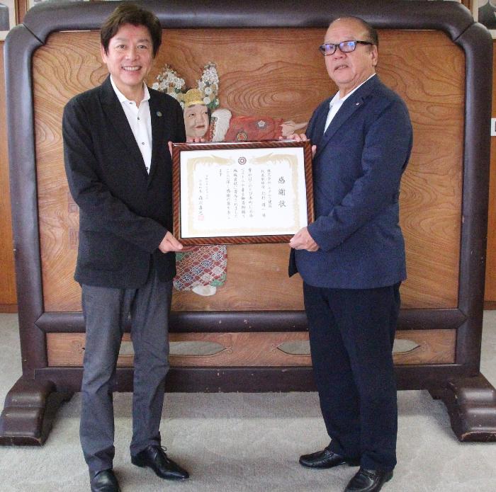 北村社長へ町長に感謝状お渡し