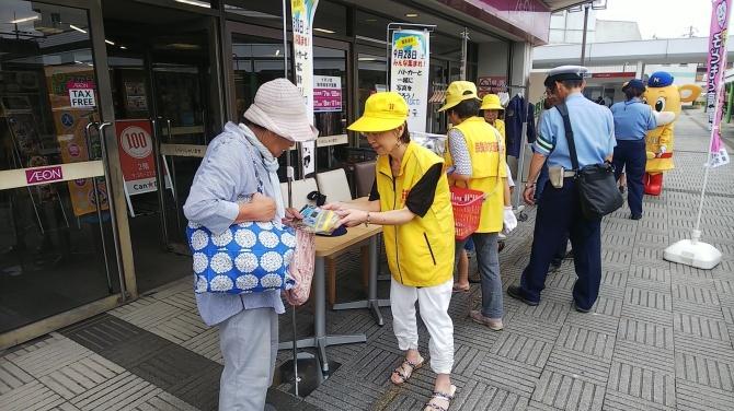 交通安全協会河合町分会員による交通安全啓発活動