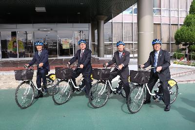 4町長が自転車に乗る写真