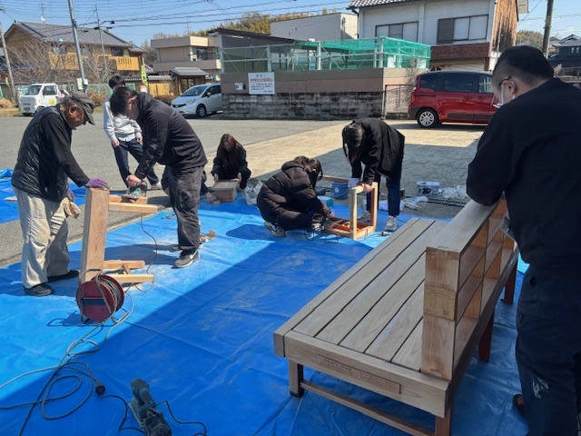 縁台メンテナンス作業の様子