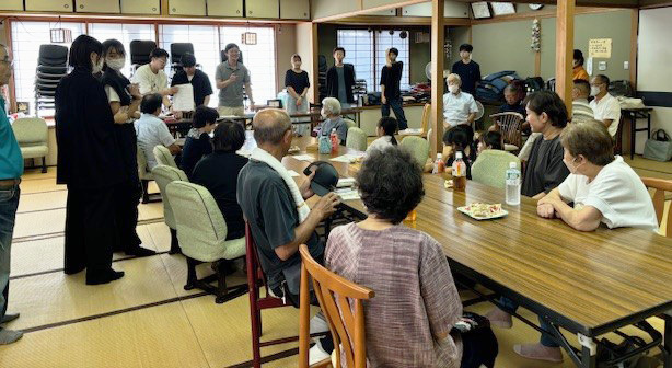住民へ学生から説明の様子